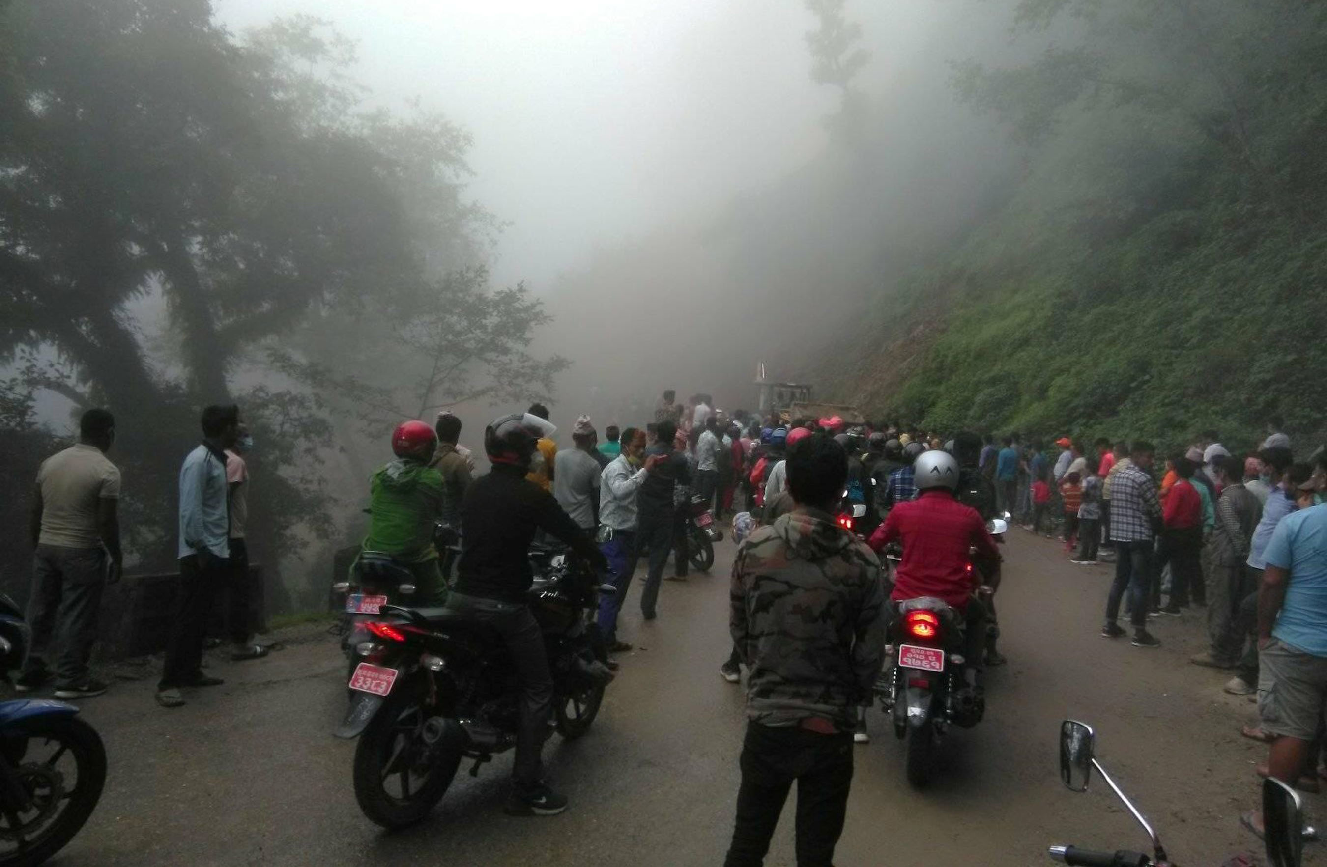 पहिरोले भीमदत्त राजमार्ग अवरुद्ध