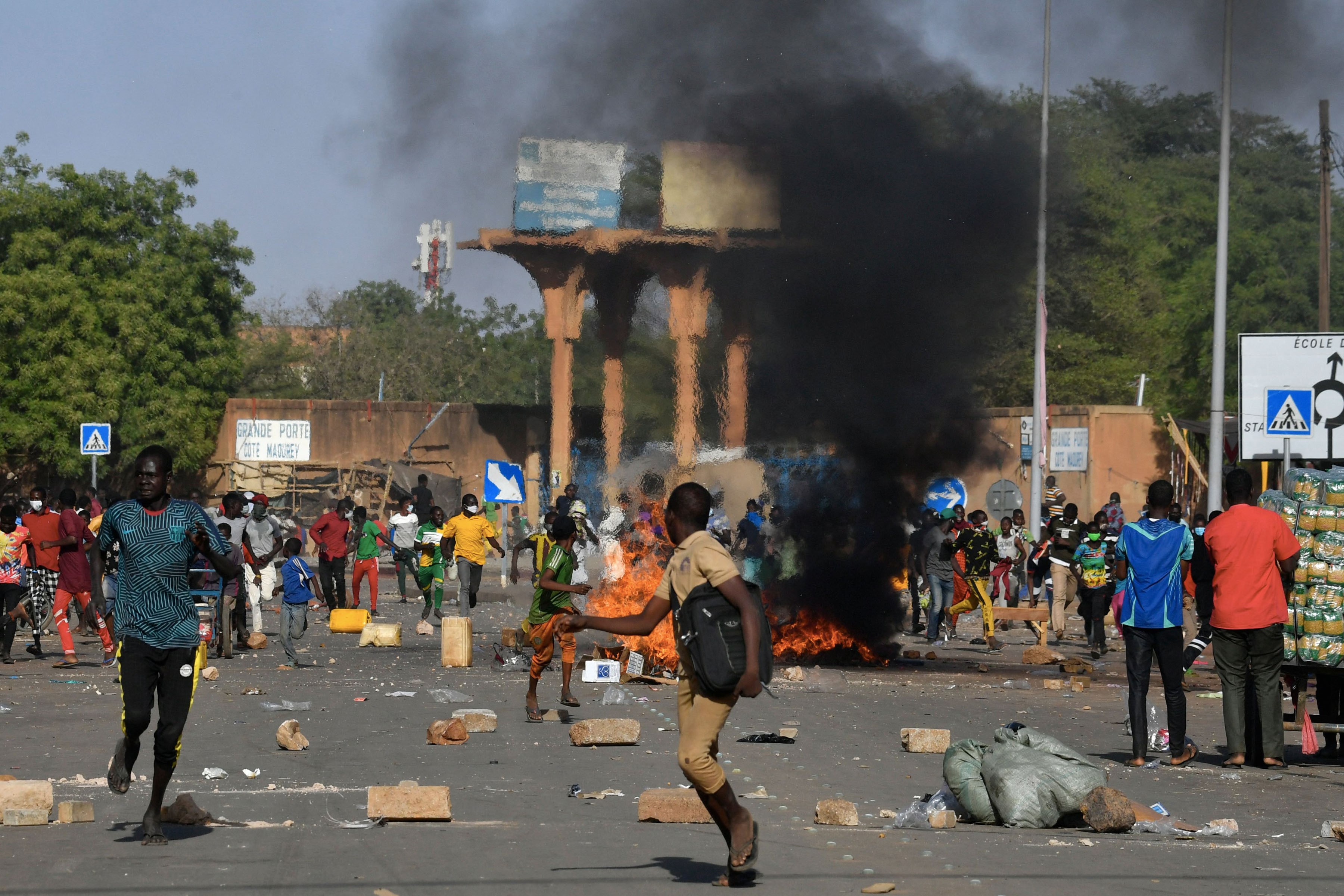 इक्वेडरका तीनवटा जेलमा दङ्ग 