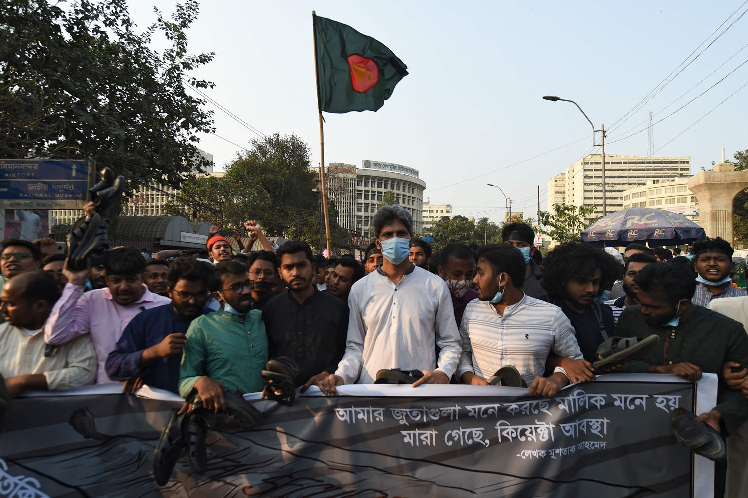 बङ्लादेशमा प्रहरी र प्रदर्शनकारीबीच झडप, दर्जनौ घाइते 