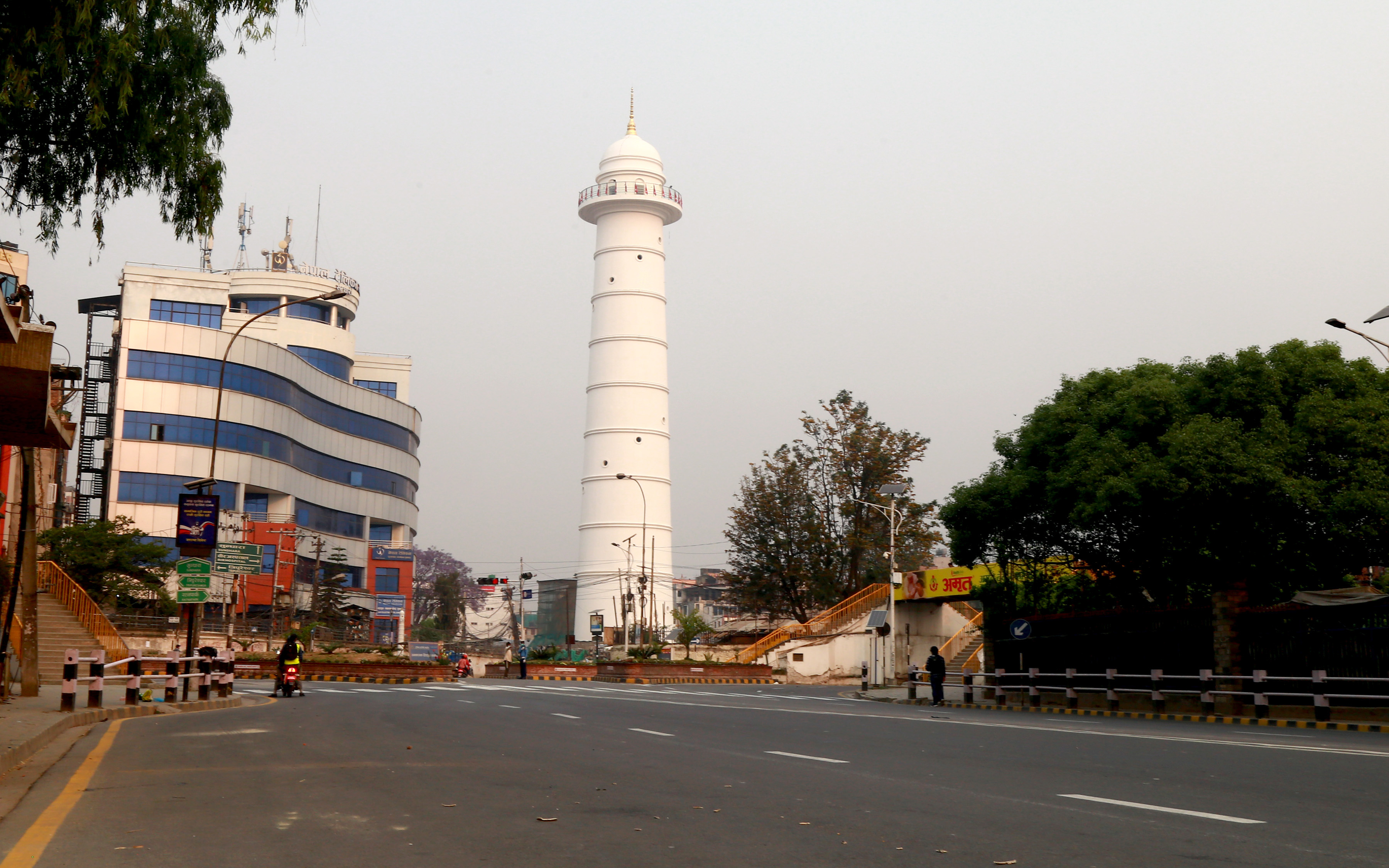 सुनसान उपत्यकाका सडक 