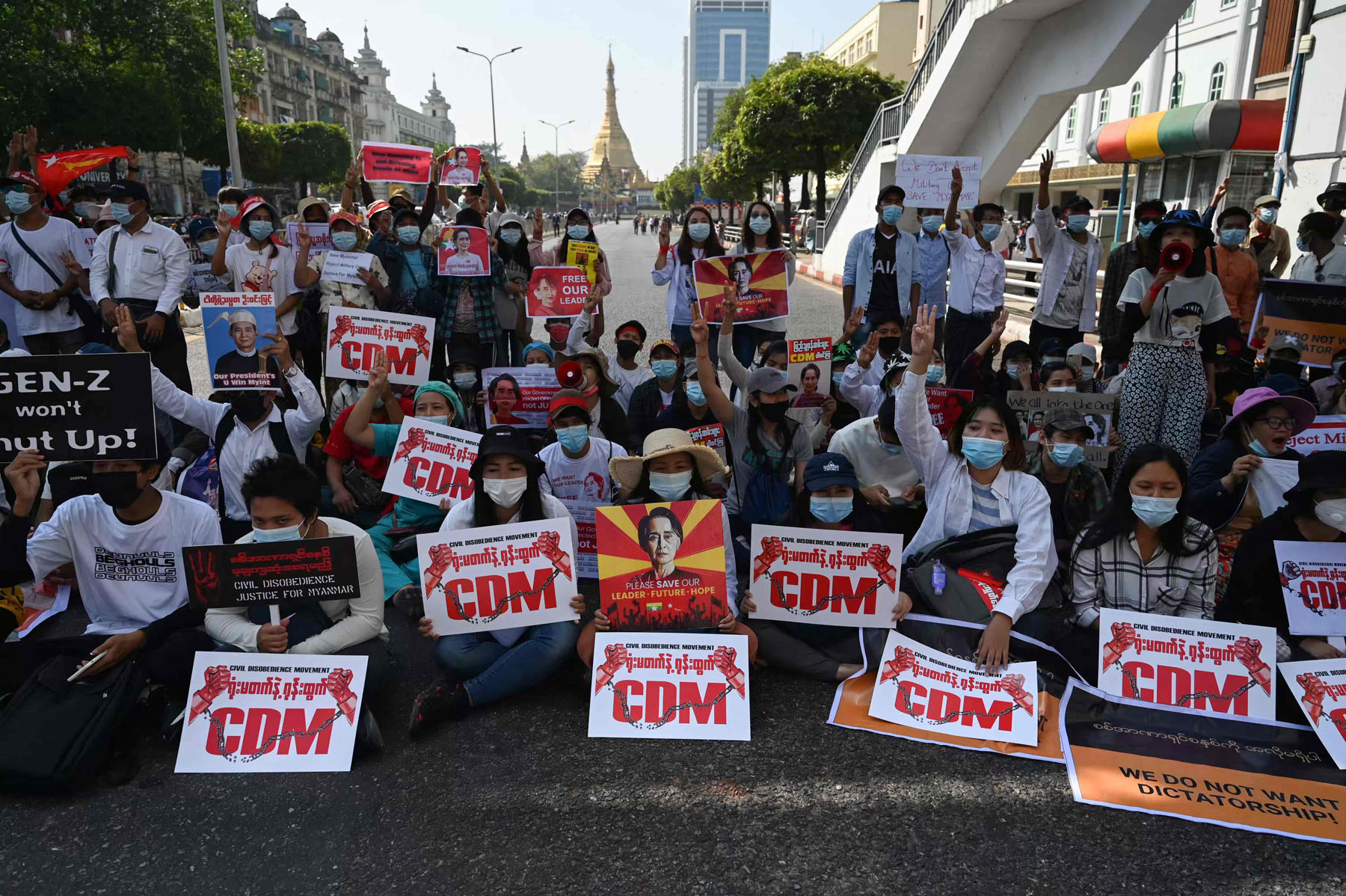 याङ्गुनमा सडक अवरोध गरेर प्रदर्शन