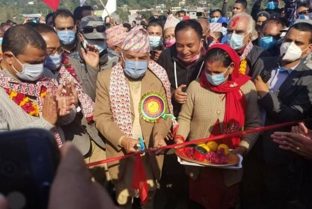 कांग्रेस नेता पौडेलद्वारा पुल उद्घाटन 