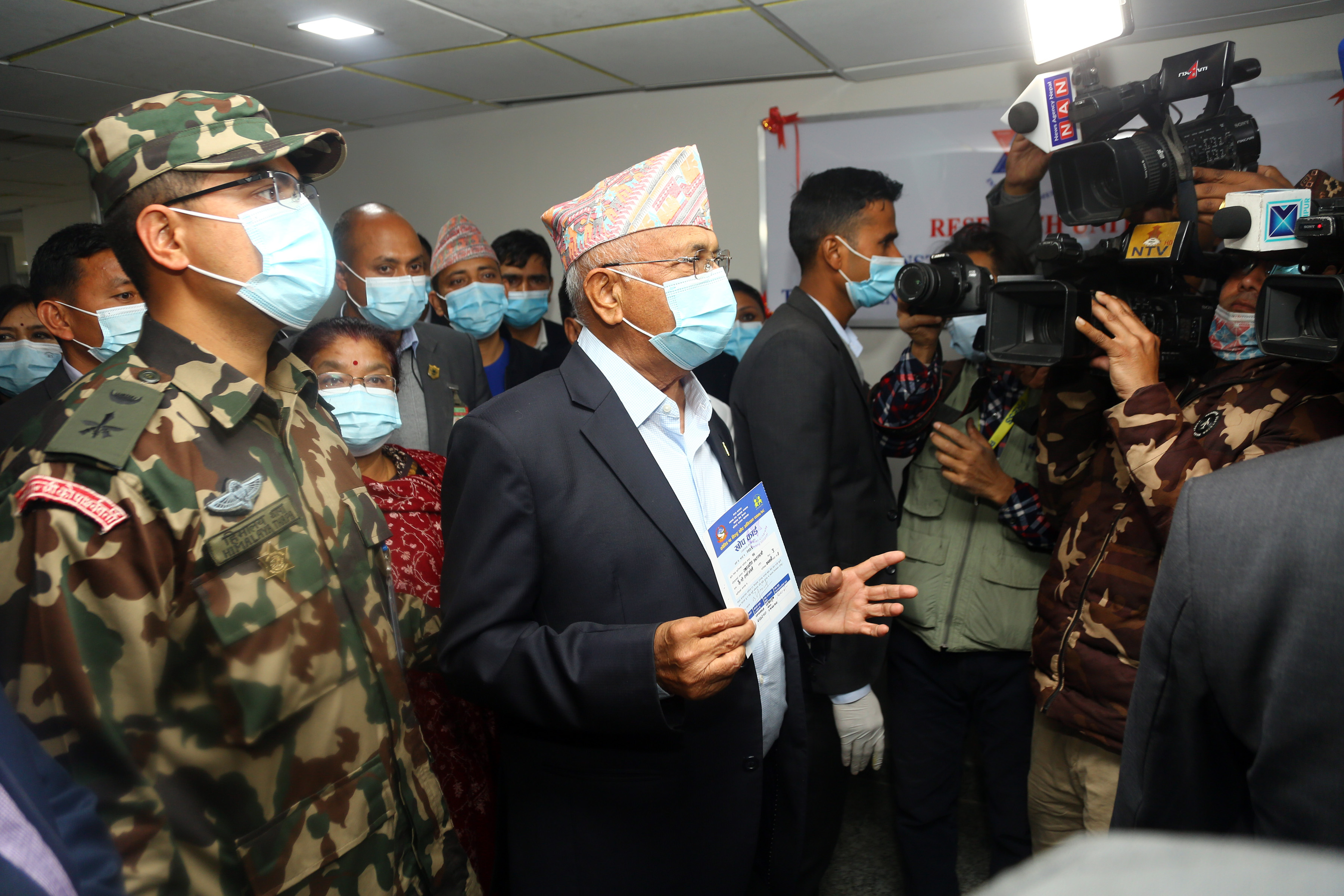 प्रधानमन्त्री ओलीले लगाए कोरोनाविरुद्धको खोप