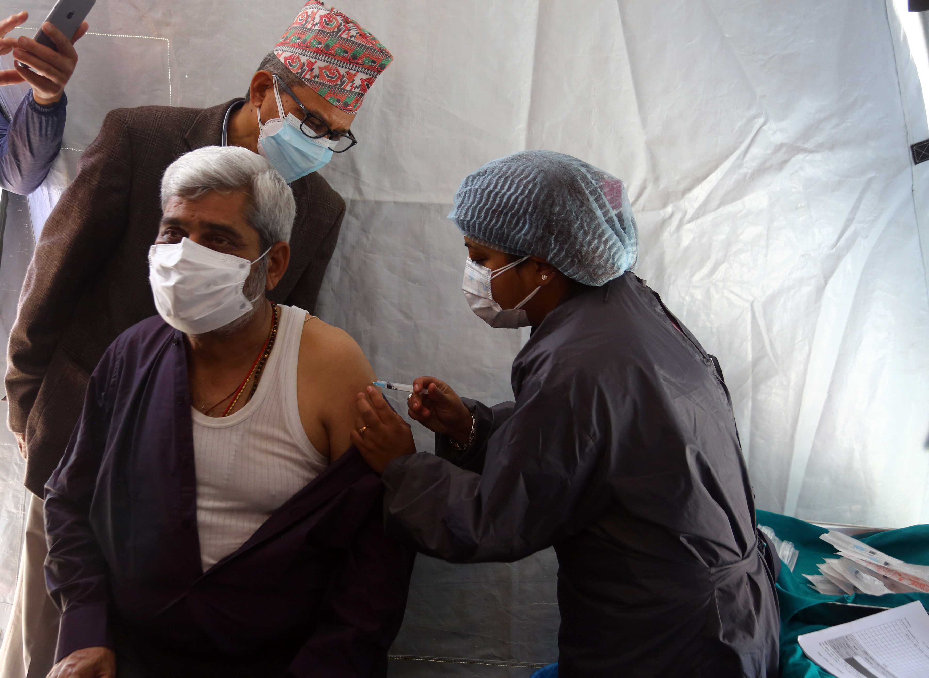 सबै नेपालीमा खोप पु¥याउने सरकारको प्रयास : मन्त्री त्रिपाठी