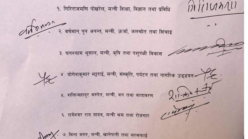 प्रधानमन्त्री ओलीसँग विमति राख्दै सात मन्त्रीद्वारा सामूहिक राजीनामा