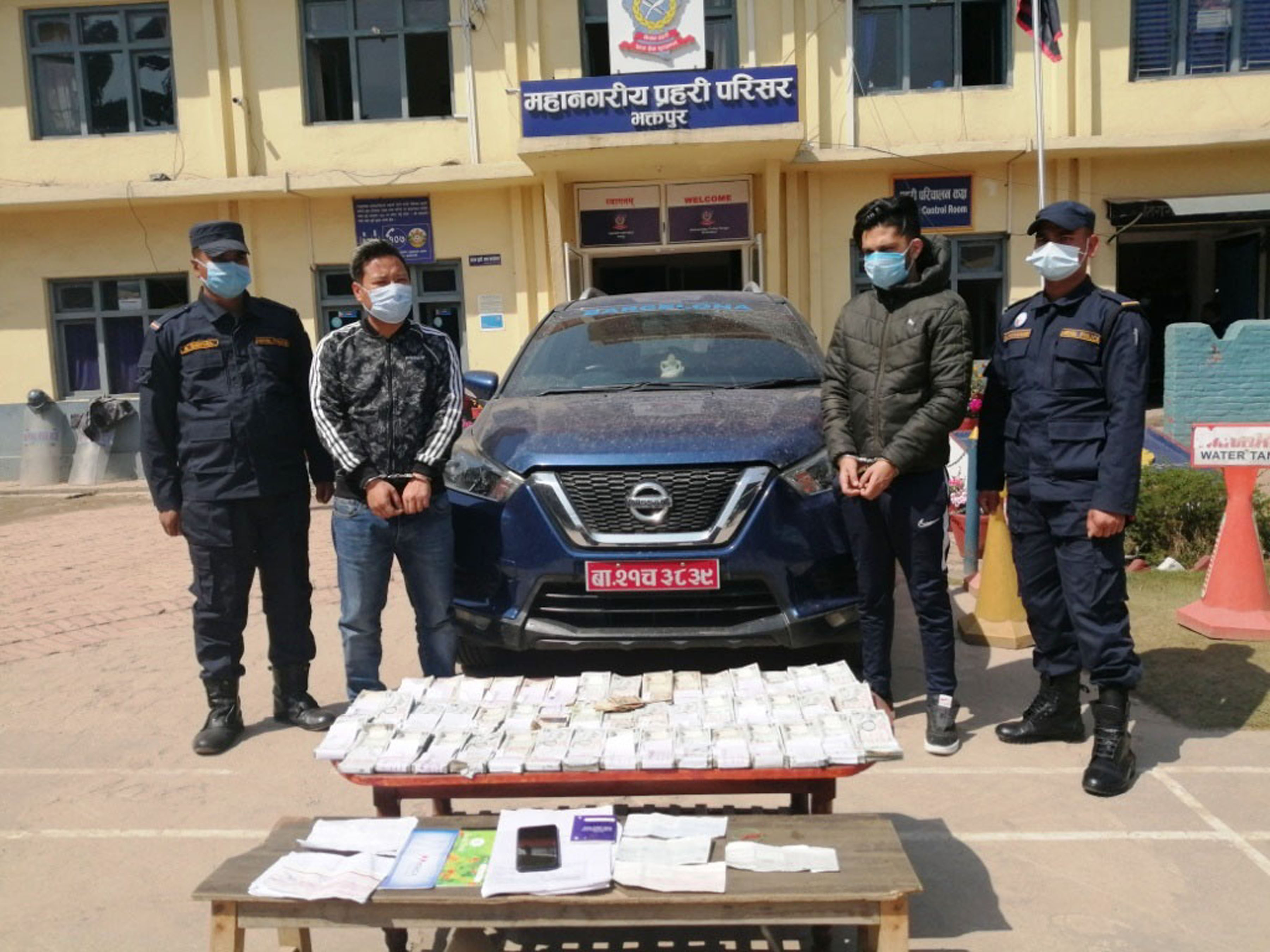 अवैध ४२ लाख रुपैयाँसहित दुई पक्राउ