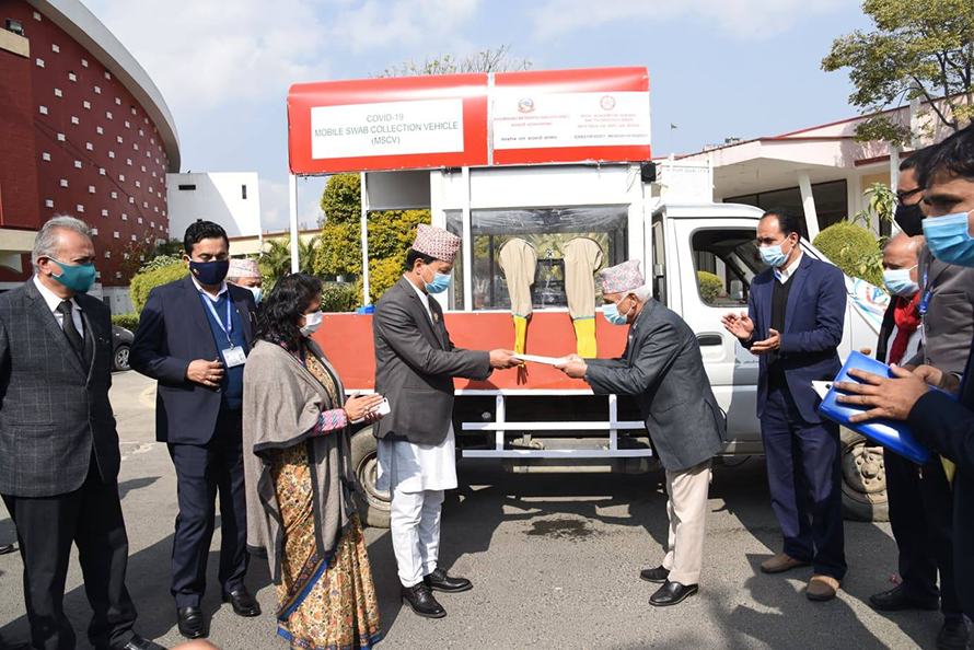 समुदायमा स्वाब संकलन गर्न मोबाइल भ्यान