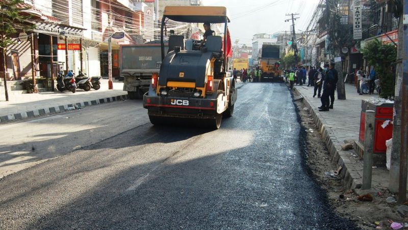 कोरोना कहरमा समेत सडक निर्माणमा जुट्दै ललितपुर महानगर