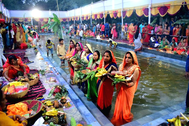 अस्ताउँदो सूर्यलाई अर्घ दिएर मनाइयो छठ पर्व 