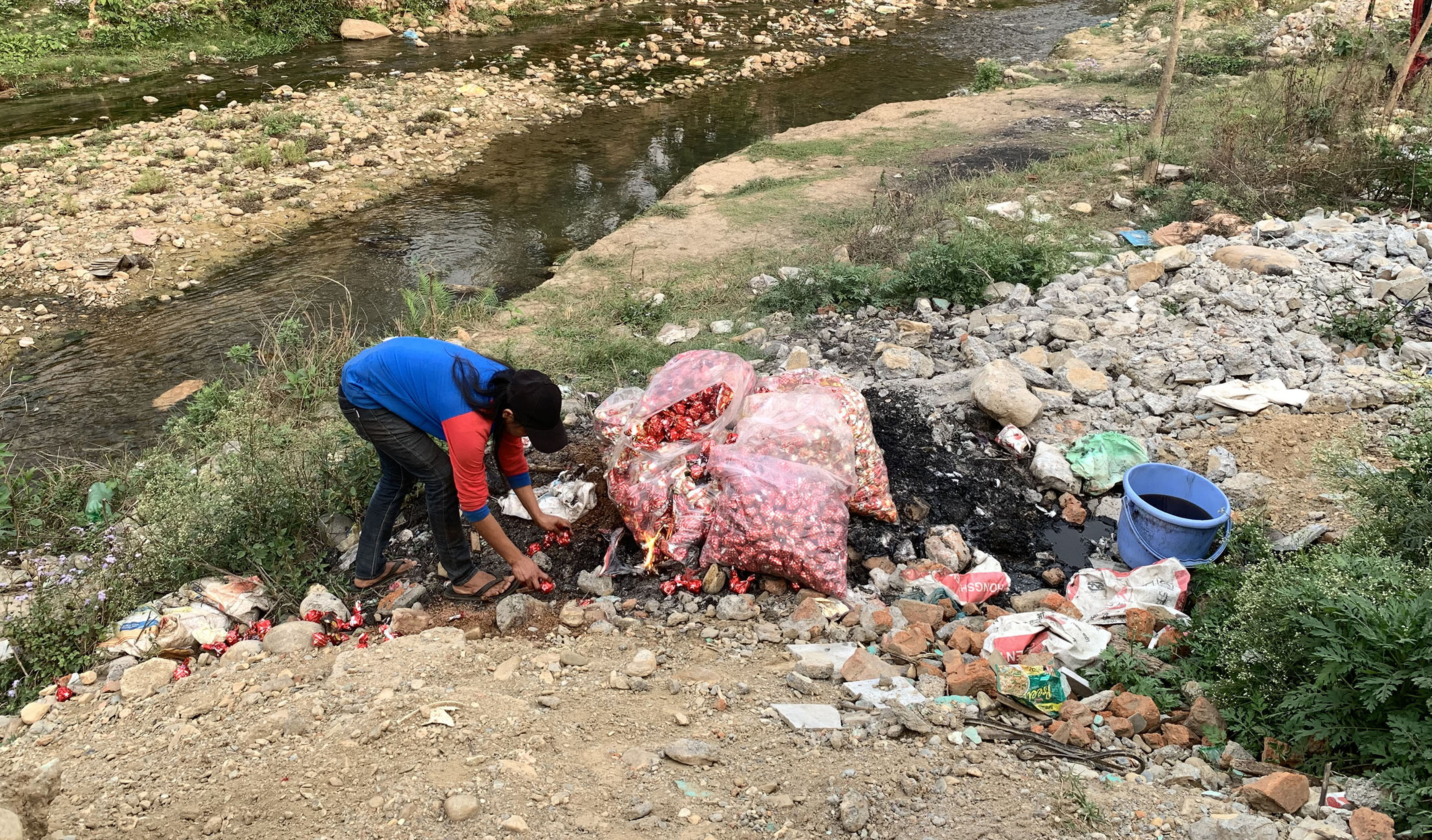 अनुमति नलिई दालमोठ उत्पादन गर्ने उद्योग बन्द