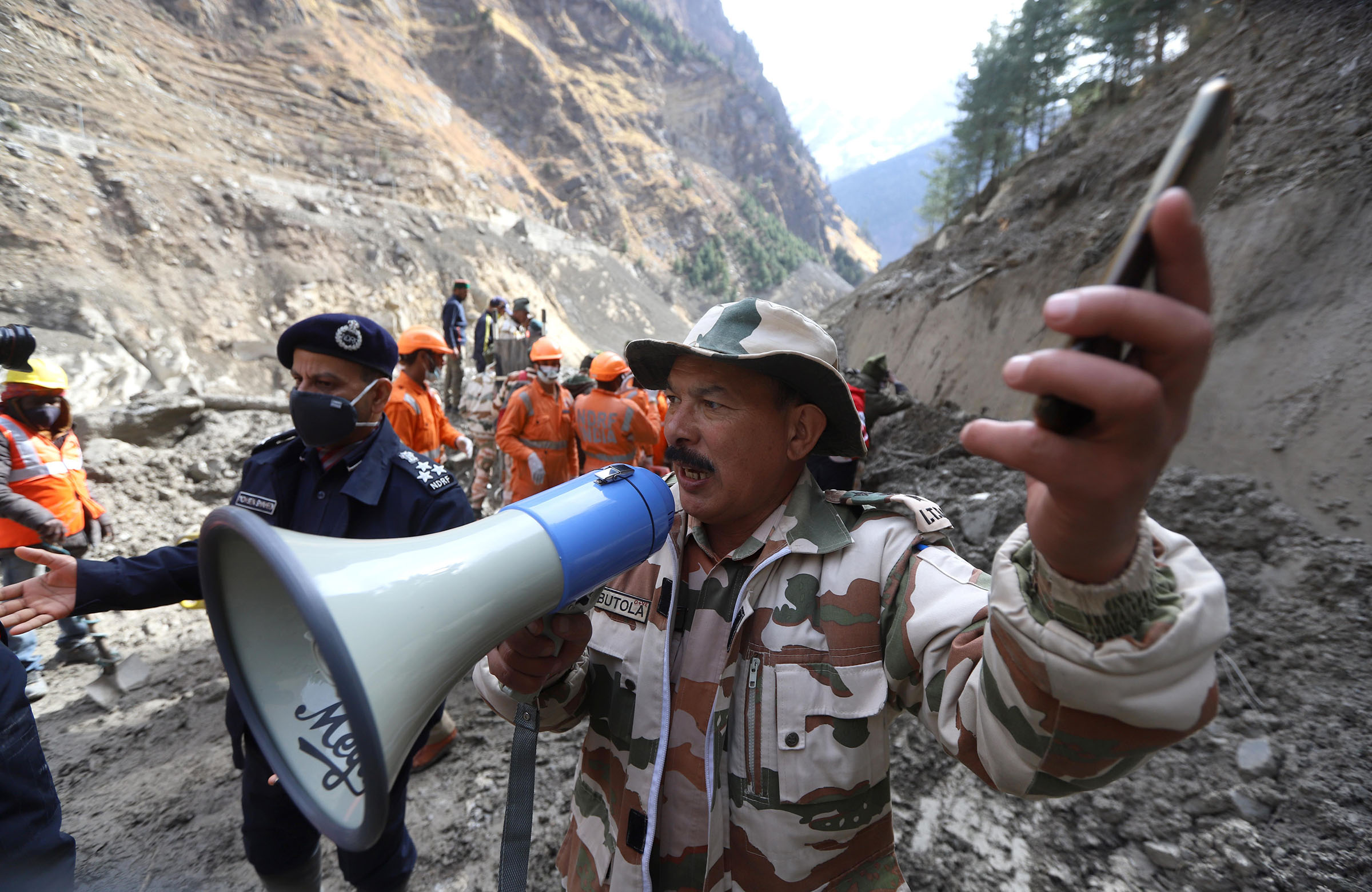 सुरुङ प्वाल पारेर उद्धारको प्रयास