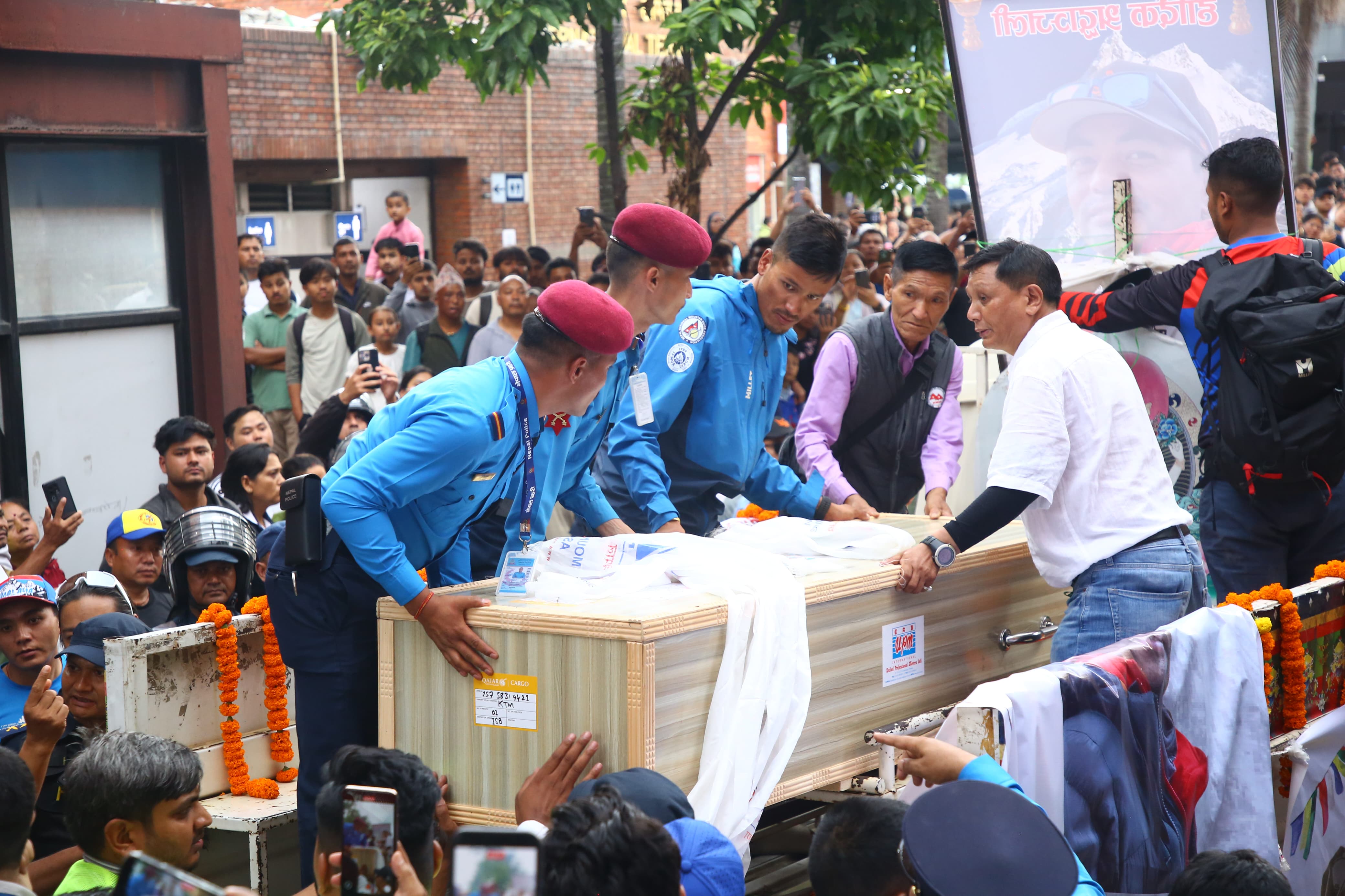 पर्वतारोही युक्त गुरुङको पार्थिव शरीर काठमाडौं ल्याइयो