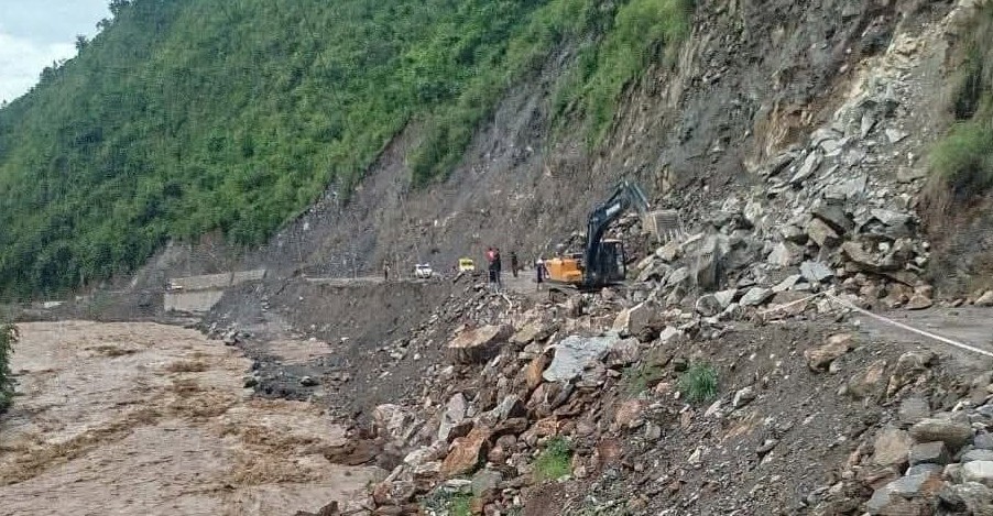 पहिरो हटाएपछि बीपी राजमार्ग सुचारु 