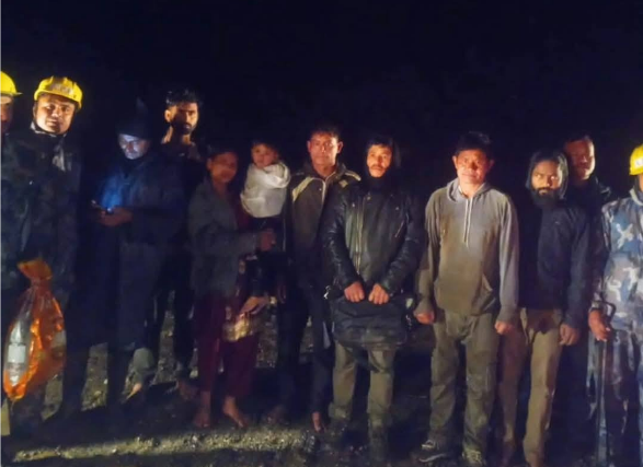 रोशी खोलाको बाढीले बगाएर बिपी मार्गमा काम गर्ने एक मजदुरको मृत्यु, ७ जनाको उद्धार