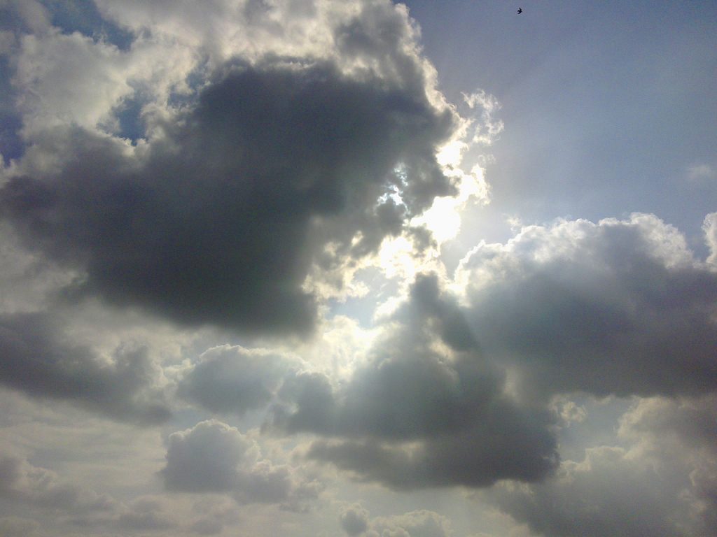 आकाशमा कालो बादल मडारिन थालेपछि हेलम्बुबासी त्रसित
