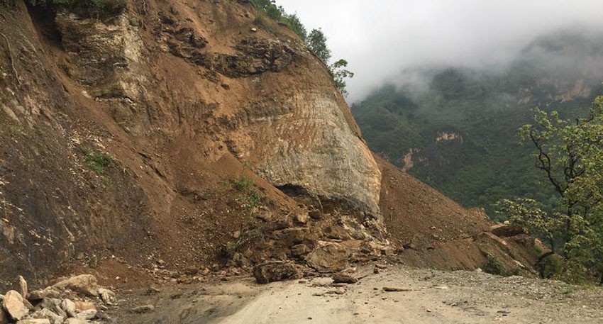 मध्यपहाडी राजमार्ग अवरुद्ध