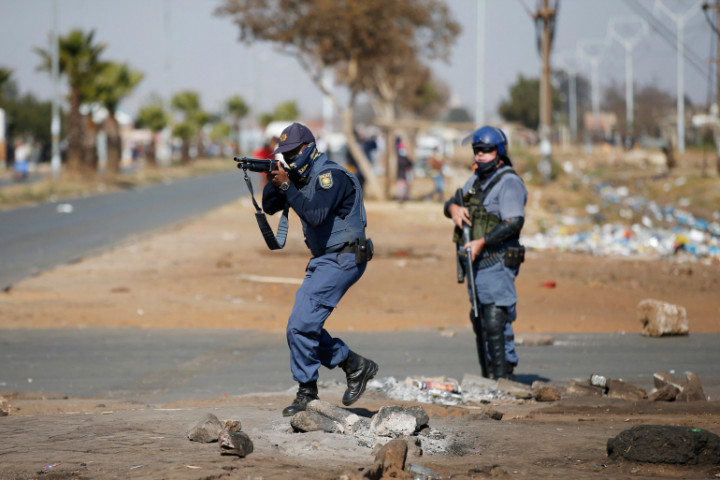 दक्षिण अफ्रिकामा हिंसात्मक प्रदर्शन रोक्न सेना परिचालन