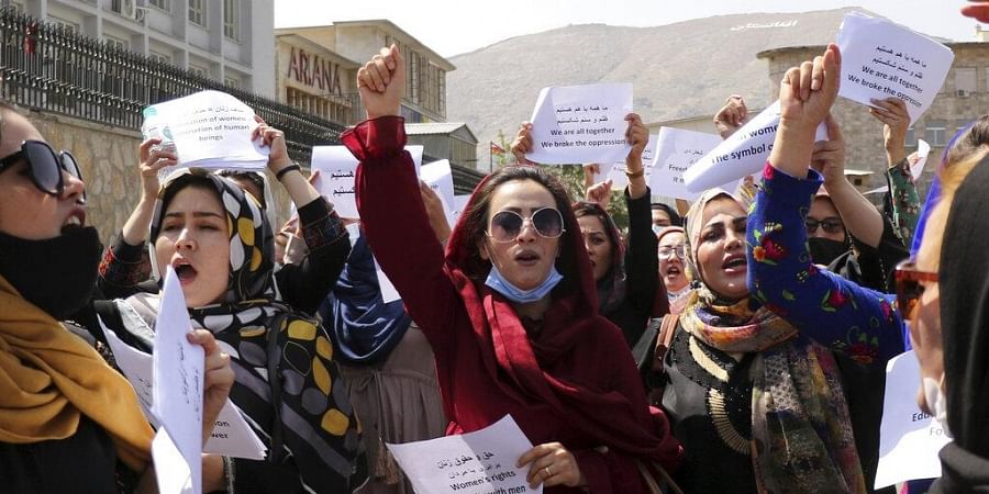 महिला प्रदर्शनको समाचार लेख्ने पत्रकारलाई कुटे तालिवानले