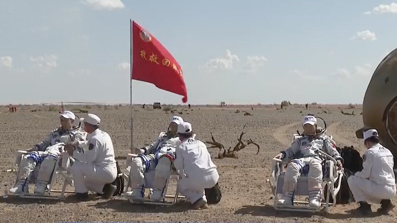 ९० दिन अन्तरिक्षमा बसेर पृथ्वी फर्किए चीनका तीन अन्तरिक्षयात्री