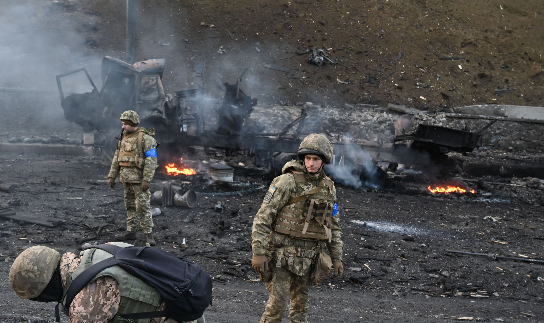 उत्तरी युक्रेनको सडकमा ६४ किलोमिटर लामो रुसी सेनाका बख्तरबन्दका ताँती 