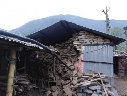 अघिल्लाे सालकाे भुकम्पले भत्किएका लमजुङका घर पुननिर्माणमा अन्योल