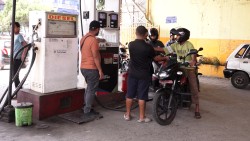 पेट्रोलमा ४१ र डिजेलमा ९४ रुपैयाँ बढ्दा पनि आयल निगमद्वारा मूल्य यथावत