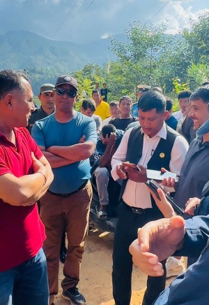 सडकमा खसेको पहिरो पन्छाउन पनि रास्वपा सांसद्को अवरोध  !