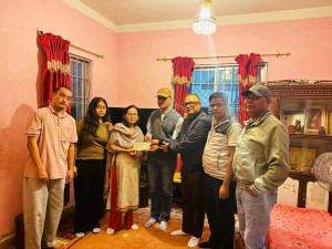 स्वर्गीय पत्रकार बसन्तप्रकाश उपाध्यायको परिवारलाई १२ लाख रुपैयाँभन्दा बढी सहयोग हस्तान्तरण