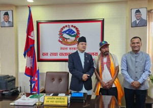 राराको पानीसहित सगरमाथा आरोहण गरेका बोहोरालाई वनमन्त्री शाहीले गरे सम्मान