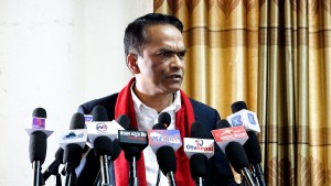 अर्थशास्त्रीहरूलाई देउता जस्तो मानेर वादहरूको पछाडि नलागौं : गभर्नर