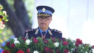 अवकास भएका प्रहरी महानिरीक्षक खापुङलाई विदेश भ्रमणमा रोक