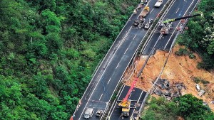 दक्षिणी चीनमा राजमार्ग भासिँदा २४ जनाको मृत्यु