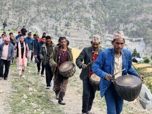 छाँयानाथको माथि बालै गाउँमा पहिलोपटक गाडी पुग्दा स्थानीय हर्षित, नाचगान र देउडासहित स्वागत