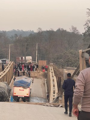 दुम्कीबासमा पुल भाँचिएपछि डाइभर्सन सडकबाट यातायात संचालन