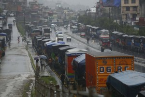 बाढीपहिरोले सबै राजमार्ग अवरुद्ध, काठमाडौं उपत्यका भित्रिने र बाहिरिने गाडी ठप्प