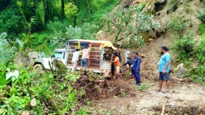 बाढी र पहिरोको उच्च जोखिम भएका विभिन्न जिल्लामा रात्रिकालीन बस नचलाउन निर्देशन