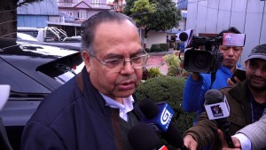 नेकपा एसका नेताहरू अलगिएपछि झलनाथले भने,  ‘सिङ्गोे हुनलाई टुक्रा भएको हो’