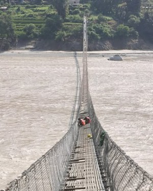 त्रिशूलीमा बाढीले क्षतिग्रस्त झोलुङ्गे पुलको पुनःनिर्माण तीव्र