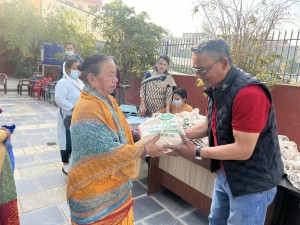 ललितपुर महानगर २३ नं. वडाले वितरण गर्‍यो ज्येष्ठ नागरिकका लागि निःशुल्क औषधि 