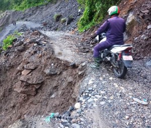 पहिरोले सडक बगाएपछि कान्तिलोक पथ अवरुद्ध