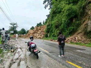 महेन्द्र राजमार्गको रजैया क्षेत्रमा पहिरो, प्रहरी टोली घटनास्थलमा