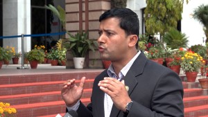 संसदबाहिर सत्तापक्षले गृहमन्त्रीको बचाउ गर्दा प्रतिपक्षले उठाए कार्यशैलीप्रति प्रश्न