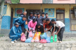 दशैंमा भोकै परेका अलपत्र मजदुरलाई नगरपालिकाले दियो मासुसहित खाद्यन्न