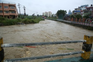 मनोहरा खोलामा पानीको वहाब बढ्यो, एमाले पार्टी कार्यालय डुबानको जोखिममा
