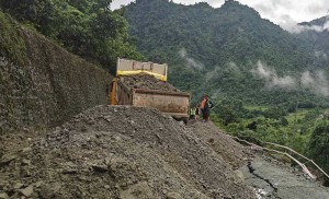 तुइनखोलामा फेरि खस्यो पहिरो, दुईतर्फी नै सडक अवरुद्ध