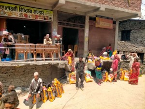 मुगुमा १०८ जनालाई खाद्य सामग्री, अगाउन्जेल भात खुवाउन पाएकोमा खुशी