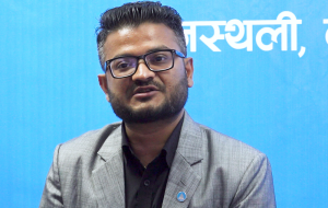 मुकुल ढकालले पत्रकार सम्मेलन गर्दै