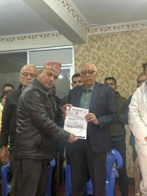 ट्रेड युनियन नेताहरूले बुझाए डा.कोइरालालाई ज्ञापन, निर्वाचन अघि महाधिवेशन गर्न दबाब