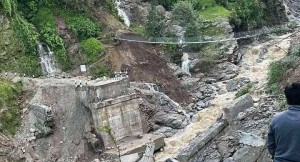 अँधेरी खोलाले बगाएको पुल नबन्दा सर्वसाधारण जोखिममा 