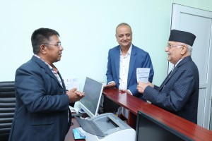 एमाले अध्यक्ष ओलीले तिरे पार्टीको लेबी 